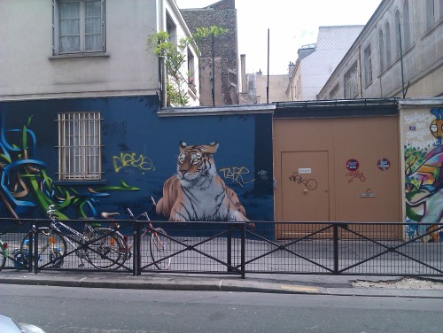 Photo: tigre peint sur un mur