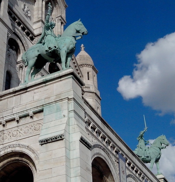Photo : statues équestres d'anges armés d'épées, portail de la Basilique du Sacré-Cœur de Montmartre (Crédit : Irène Delse)