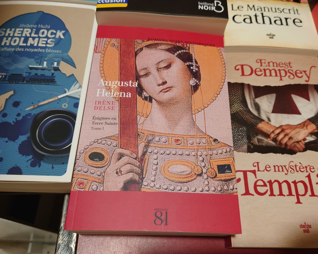 Photo : Augusta Helena au milieu d'autres romans sur une table de librairie