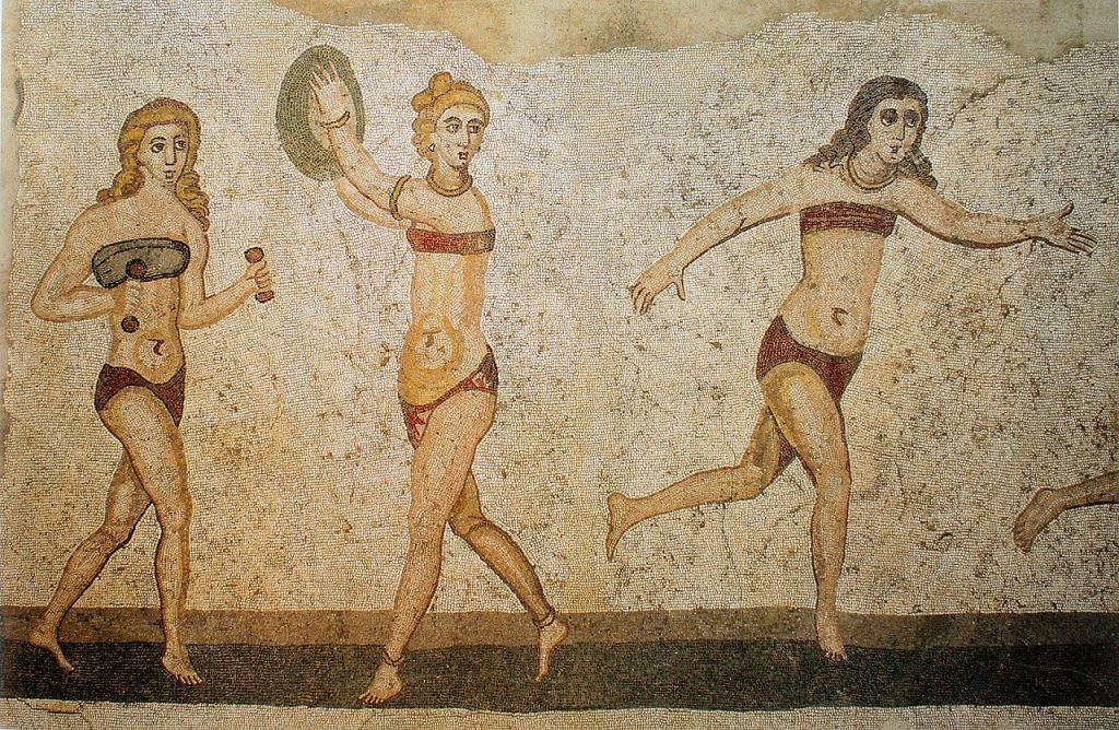 Mosaïque romaine antique représentant des femmes en tenue légère ressemblant à un bikini et faisant des exercées sportifs